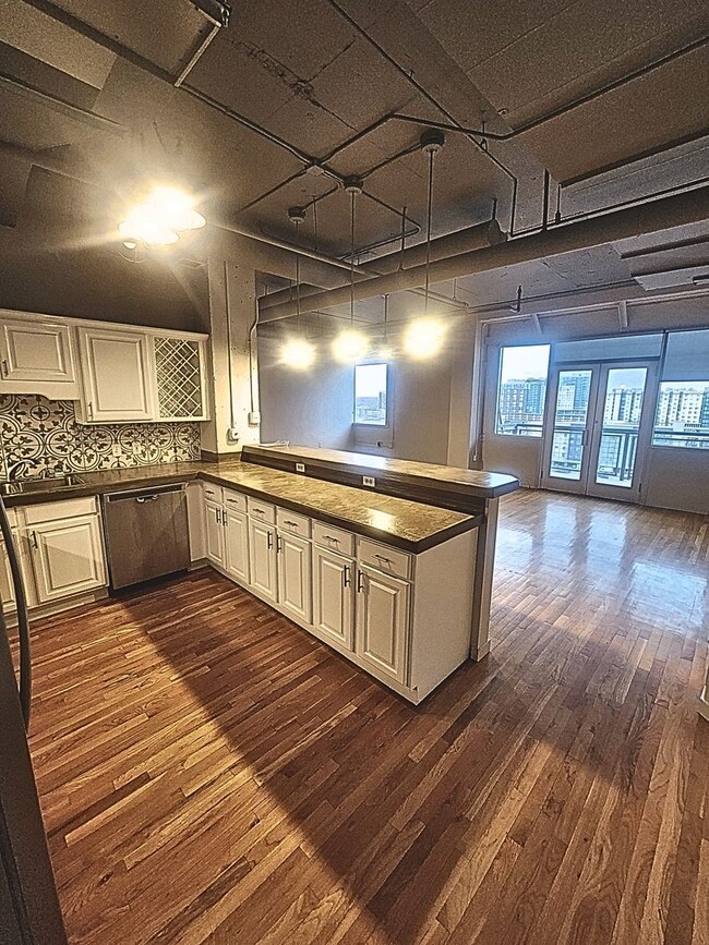 Building Photo - Gorgeous & Updated Skyloft One Bedroom-Ava...