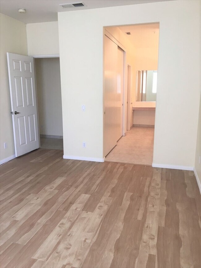 Building Photo - Beautiful Rancho San Diego Condo!