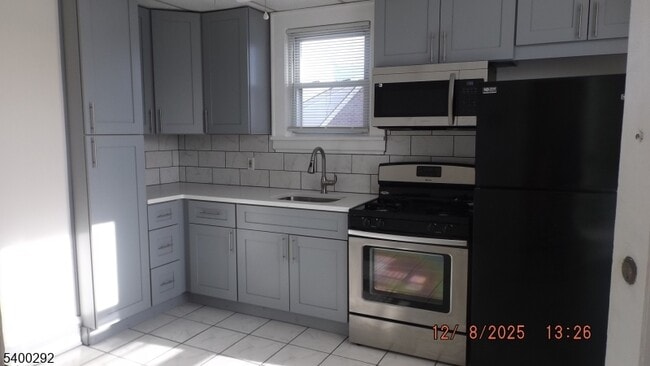 Building Photo - 71 Crystal St