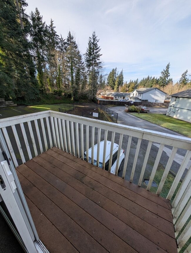 Building Photo - Centrally Located 3 Bedroom Triplex Unit Avail. for Rent - W/S/G paid with rent