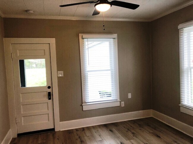 Building Photo - 3022 School St