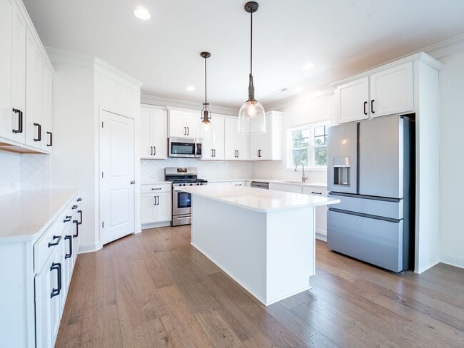 Building Photo - 909 Needlerush Rd