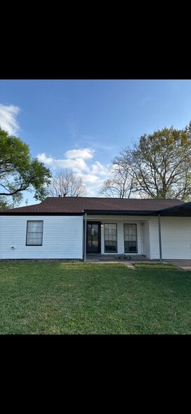 Building Photo - 418 E 1st St