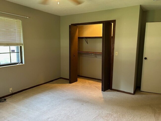 Building Photo - 2500 sq. ft. 4 Bedroom Ranch Home w/Large ...