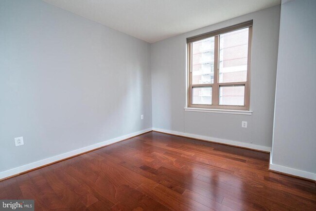 Building Photo - 888 N Quincy St