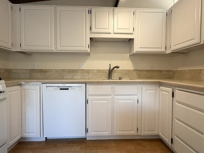 Building Photo - Charming Palo Alto Home with Beautiful Landscaping!