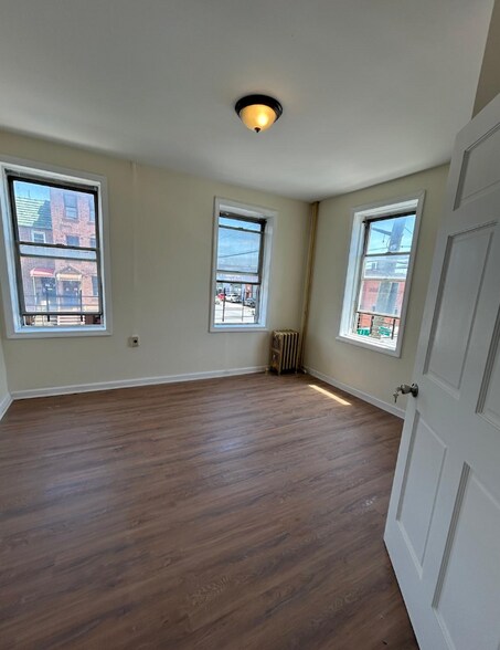 Building Photo - 734 E 43rd St