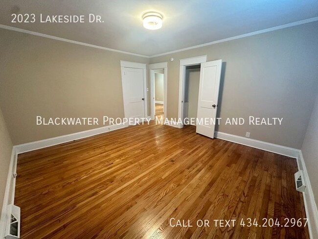 Building Photo - 3 Bedroom Home Off Lakeside Drive!