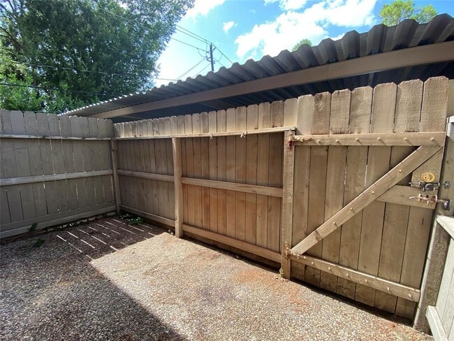 Building Photo - 515 Tallowood Rd