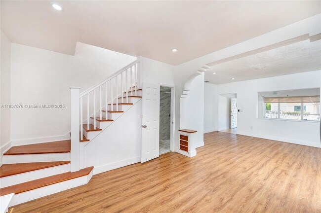 Building Photo - 2368 SW 26th St