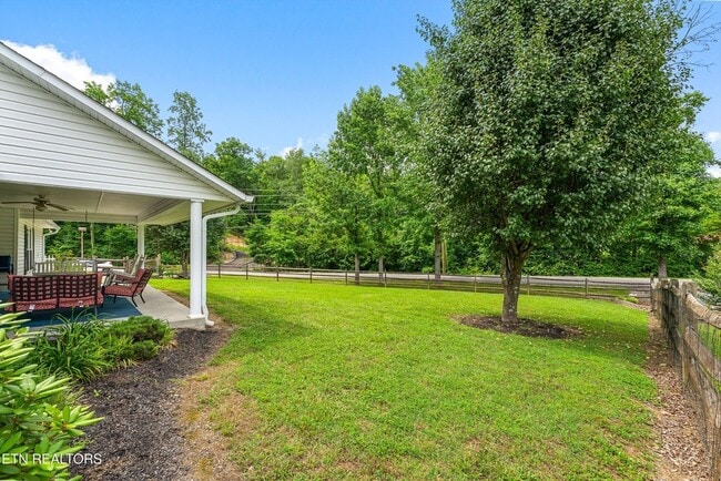 Building Photo - 519 Country Oaks Dr
