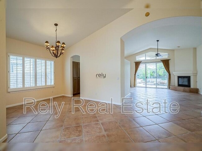 Building Photo - 4605 N Clear Creek Dr