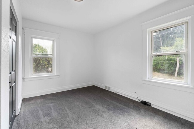 Building Photo - 4 Bed 1 Bath Single Family Home