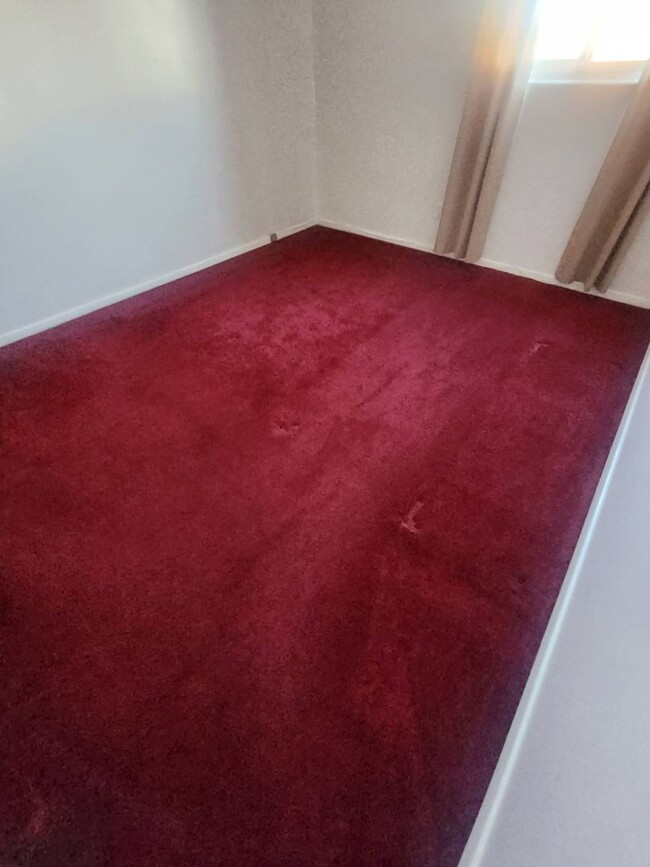 Building Photo - Charming 2-Bedroom Property in Prime Location