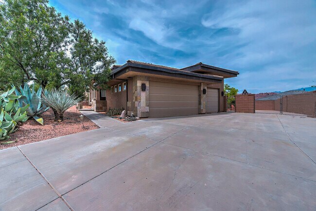 Building Photo - Pet Friendly, 4 bed, 3 bath, Gorgeous Home...