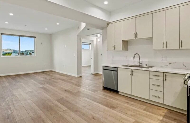 Building Photo - 423 Oak St