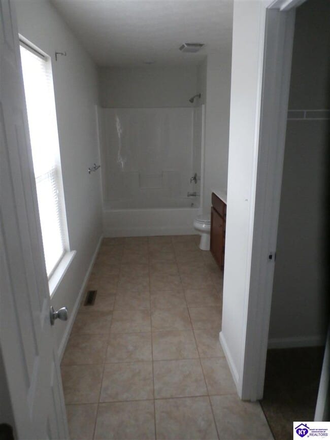 Building Photo - 344 School Side Dr