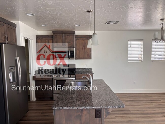 Building Photo - 4 bed / 2.5 bath / 2 car Desert Canyons house