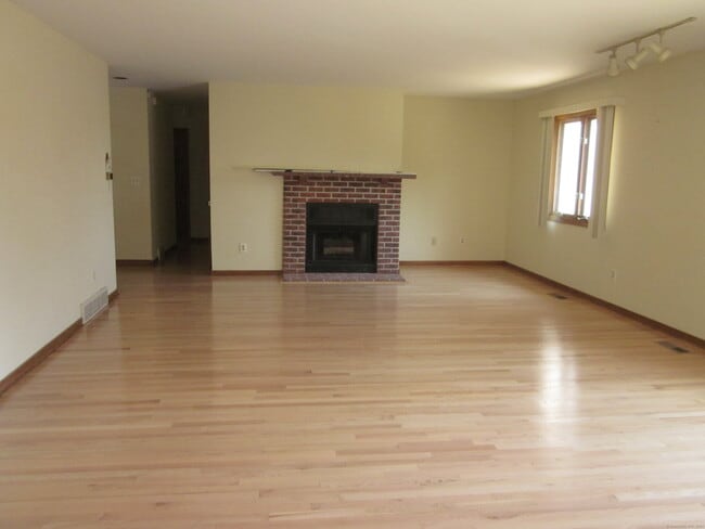 Building Photo - 690 Forest Rd