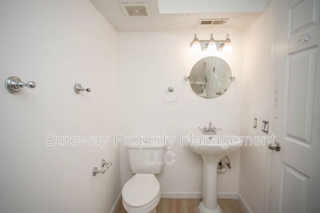 Building Photo - 142 Kenwood Dr