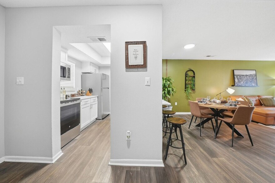 Building Photo - 8307 Royal Sand Cir