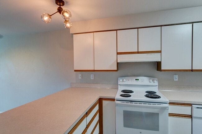 Building Photo - Spacious 3-Bed, 2-Bath Home with Private P...