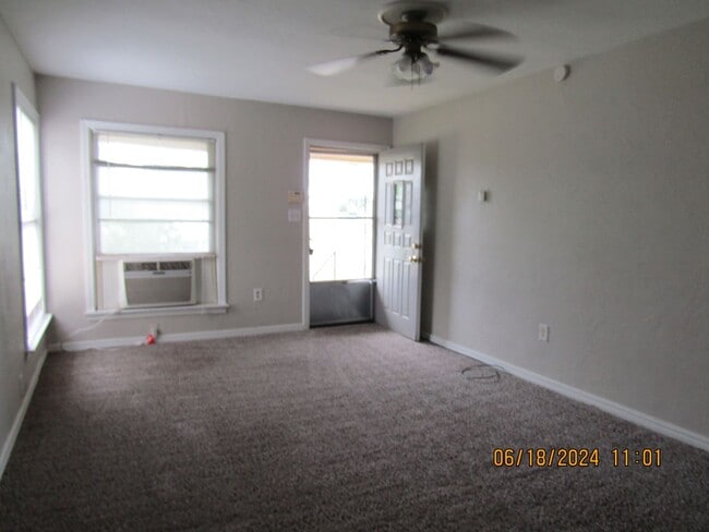 Building Photo - Very nice spacious home located in the Tom...