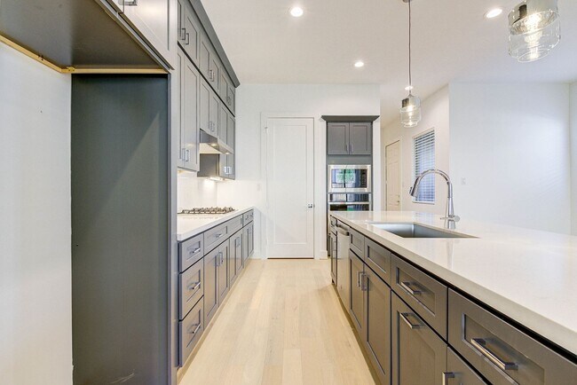 Building Photo - Modern luxury home in well established inn...