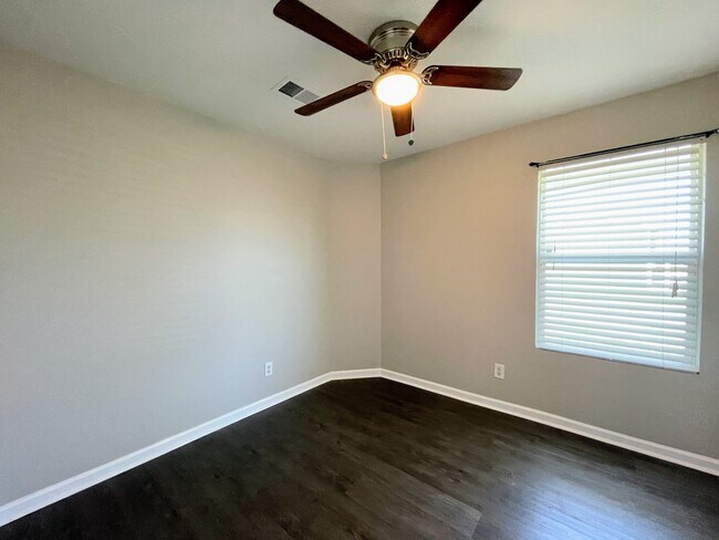 Building Photo - 200 Whitestone Dr NE