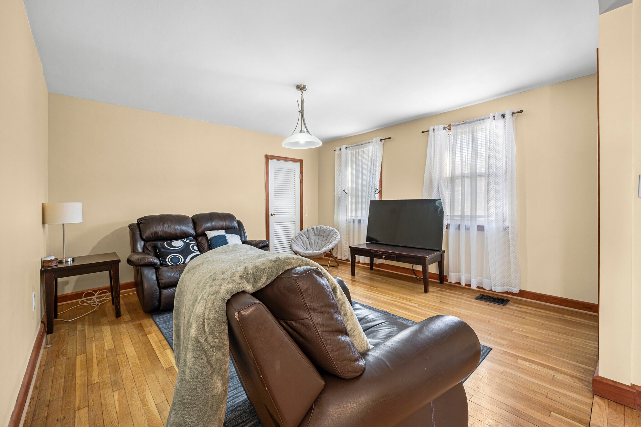 Building Photo - 50 Temple St