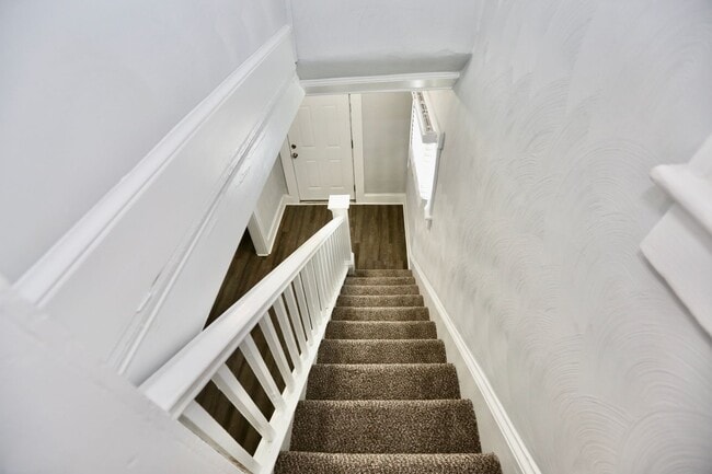 Building Photo - Updated & Ready 09-19-25! Pet Friendly - F...