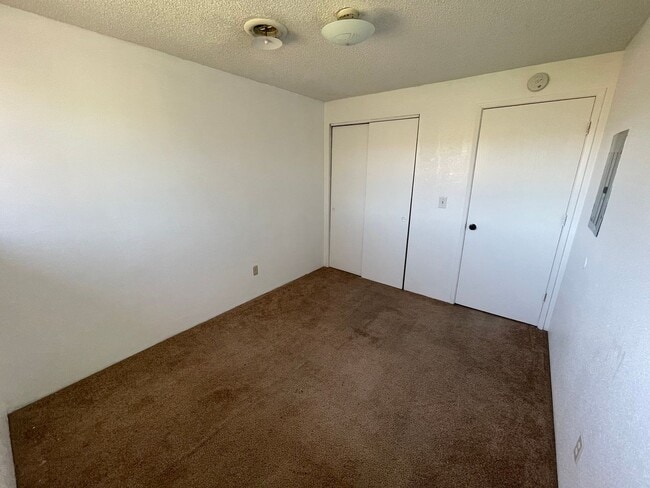 Building Photo - 3 bed 1 bath upstairs apartment with deck ...