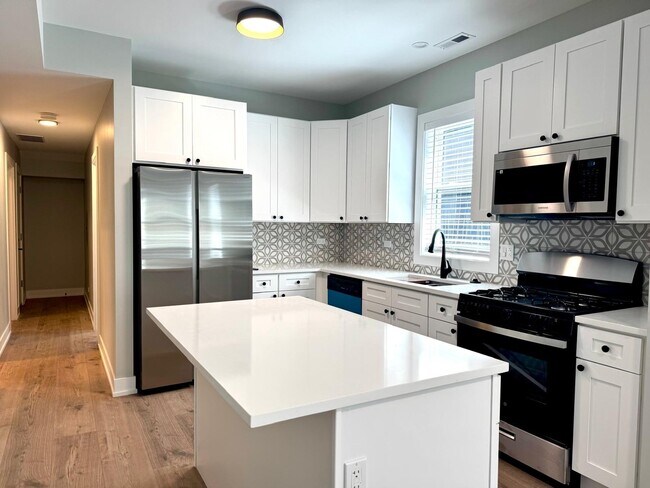 Building Photo - 1709 N Maplewood Ave