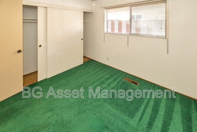 Building Photo - 2901 Doidge Ave