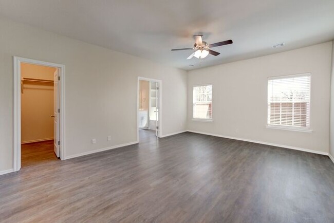 Building Photo - 3/2/2 Patio Home! Lawncare included