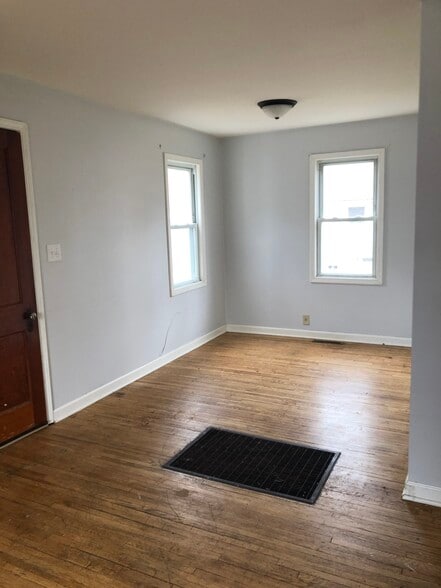 Building Photo - 632 S Anna Ave