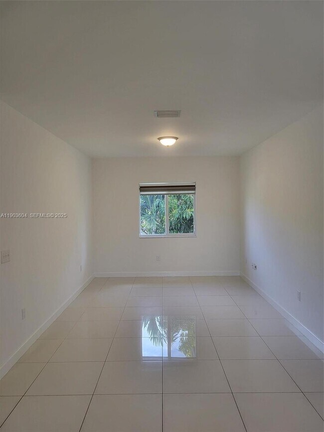 Building Photo - 1027 SW 11th Ave