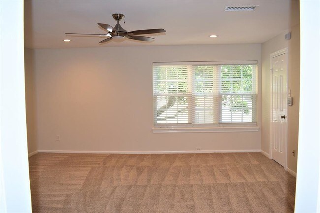 Building Photo - 600 Wilcrest Dr