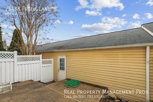 Building Photo - 25488 Freda Ln