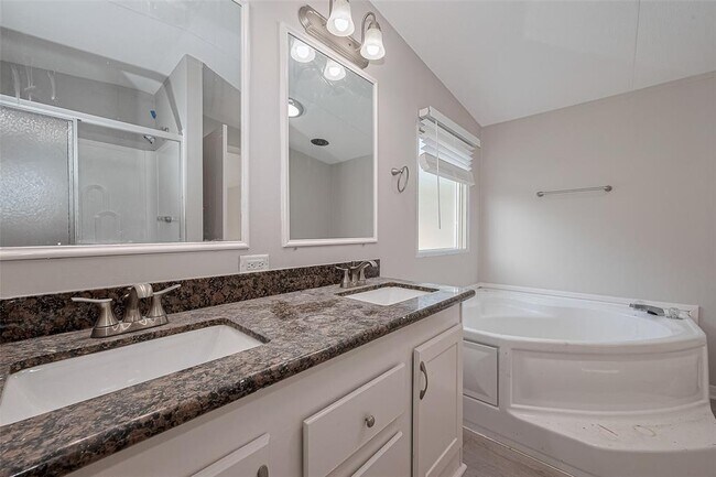 Building Photo - 8856 Greenwood Dr