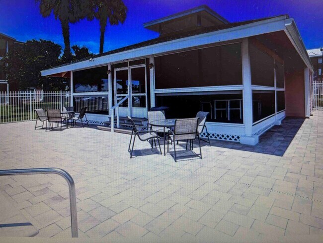 Building Photo - 204 16th St