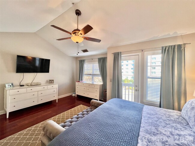 Building Photo - 833 W 4th St