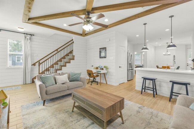 Building Photo - 5526 Hyde Park Dr