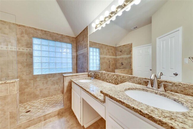 Building Photo - 2204 Grove Dr