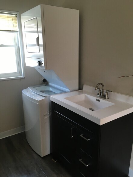 Building Photo - 452 E Holum St