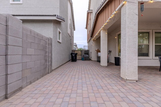 Building Photo - 1064 S Sunset Dr