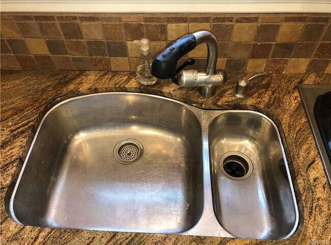 Building Photo - Beautifully Renovated 4bdrm/2.5bth Tri-Level Home Located on a Large Lot in Henrico County!!