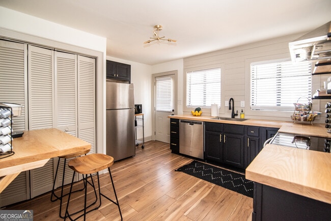 Building Photo - 907 White St SW