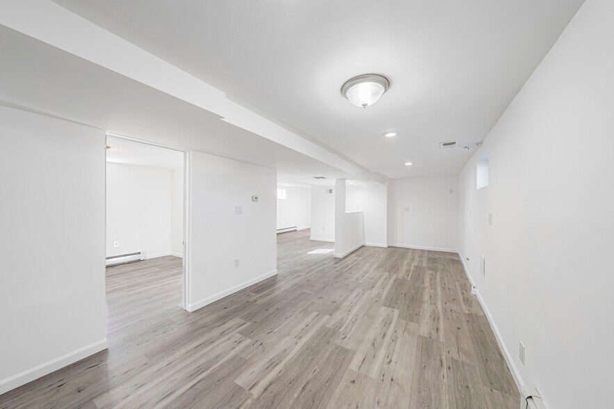 Building Photo - 400 W Elm St