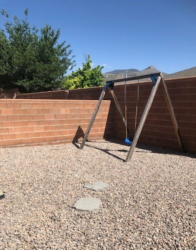 Building Photo - Beautiful home close to HAFB and town.